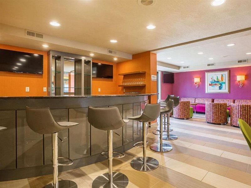 Clarion Inn & Suites Евансвіл Екстер'єр фото