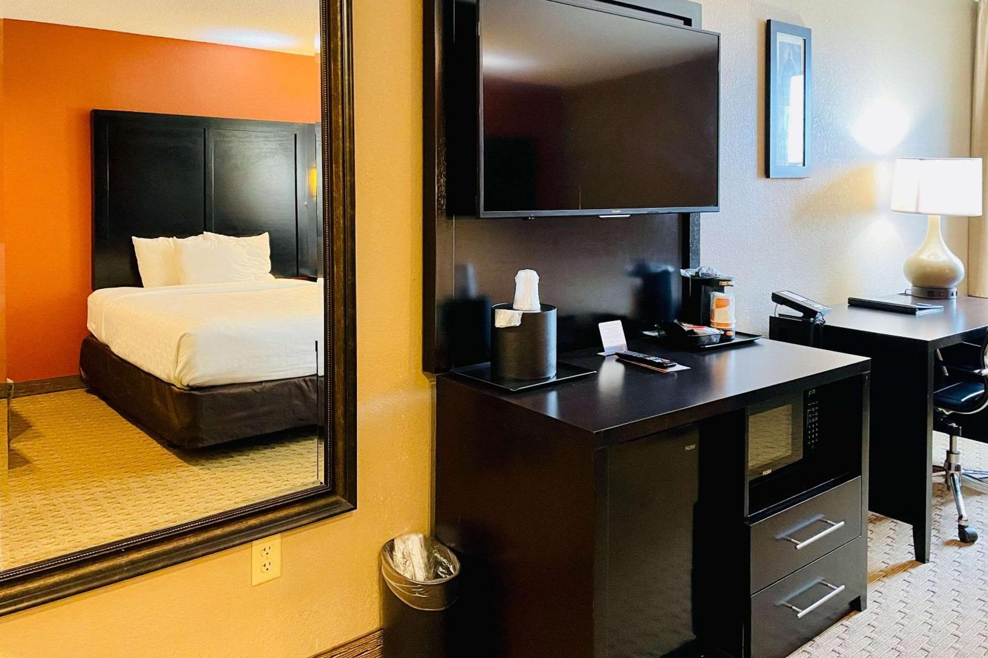 Clarion Inn & Suites Евансвіл Екстер'єр фото